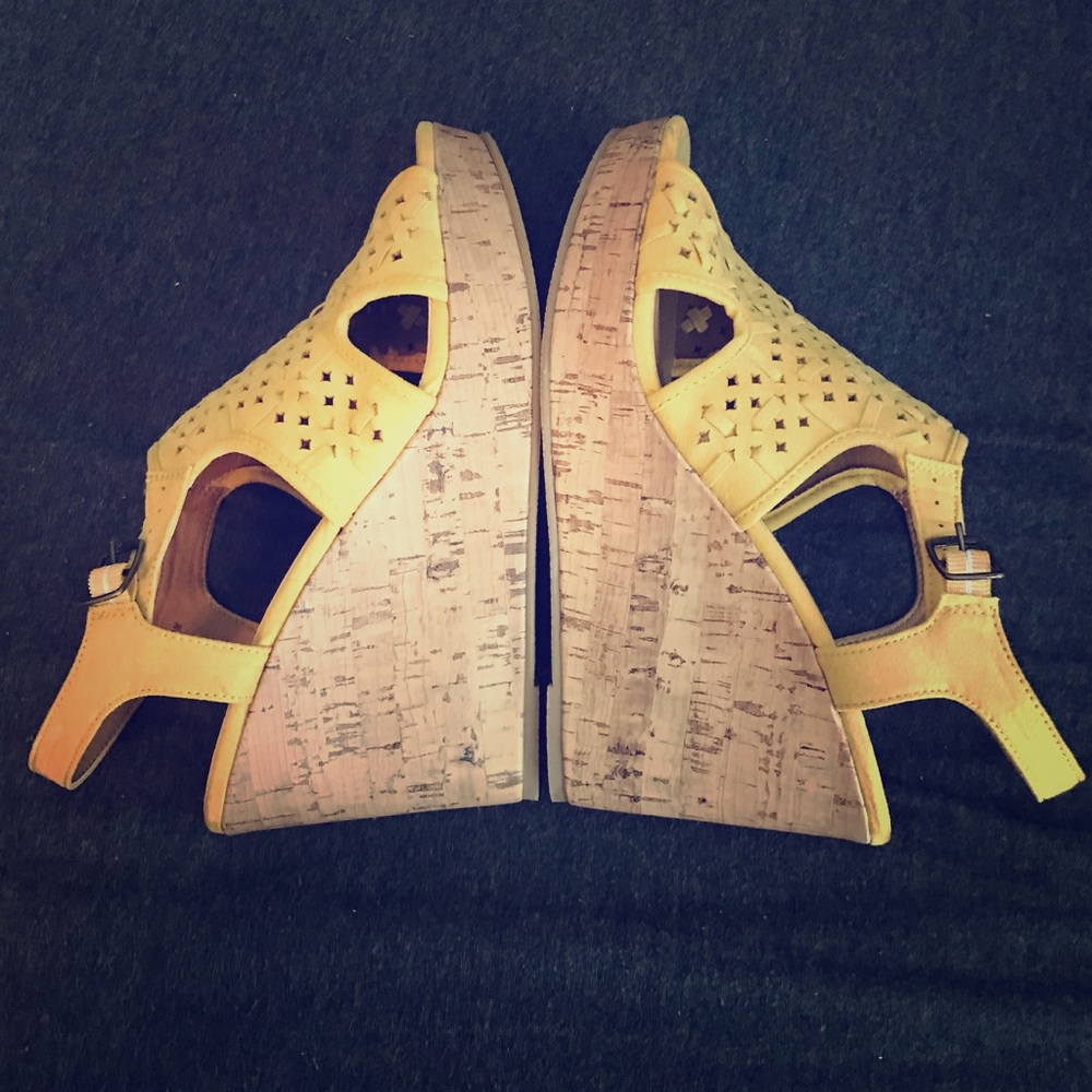 NWOT Maurice’s Wedges (yellow and tan)